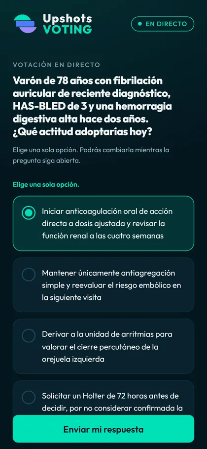 Móvil de un asistente votando una pregunta de caso clínico.